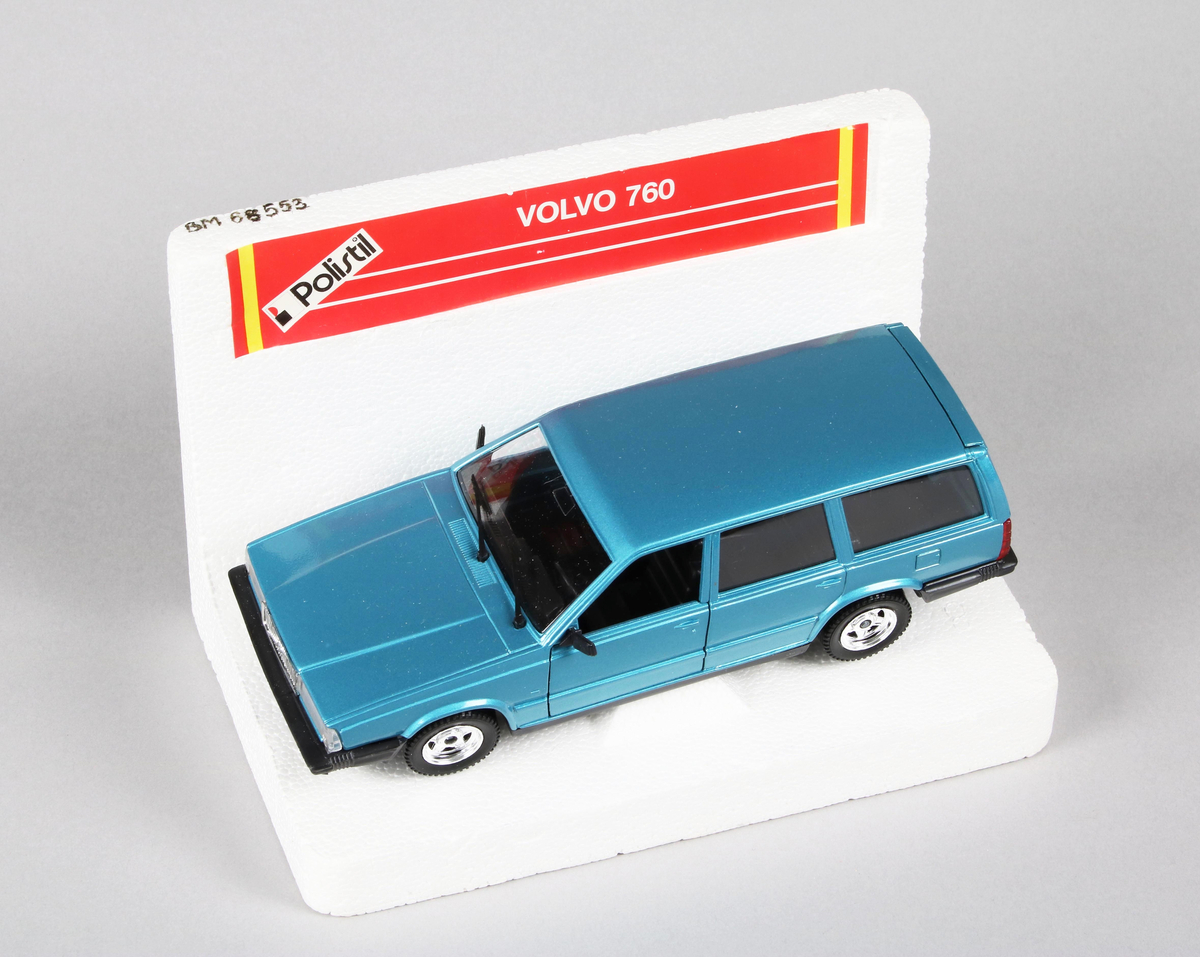 Leksak i metall och plast. Personbil "Volvo 760", årsmodell 1983. I färgen "turkosfärgad metallic med silverfälgar". Underredet svart. Framdörrar och bagagelucka går att öppna. Står på vit frigolitplatta märkt: "Polistil VOLVO 760". Förvaras i originalkartong.
