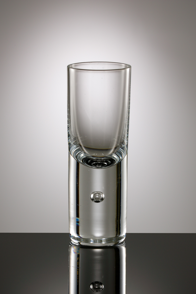 Formgivet av Royal Arden Hickman. Grogglas i barserien "Pippi", Cylindriskt med tjock botten, vari en luftblåsa tycks sväva.
