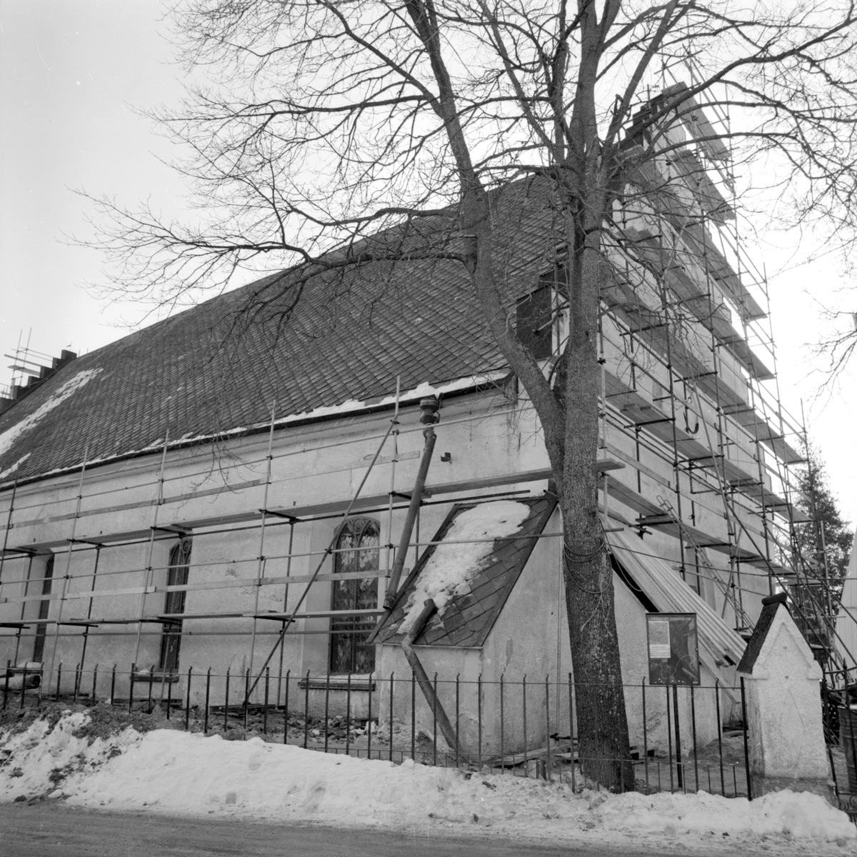 Drothems kyrka anlades på den högsta punkten inom Söderköpings centrala delar. Att läget lockade är förståerligt men platsens leriga grundförhållandena var inte lämpliga för en så stor och tung byggnad. Återkommande åtgärder har över tid varit av nöden. Den senast genomgripande grundförstärkningen genomfördes 1979-80. I samband med arbetet genomfördes en rad andra insatser, bland annat ersattes den tidigare spritputsen av slätputs.