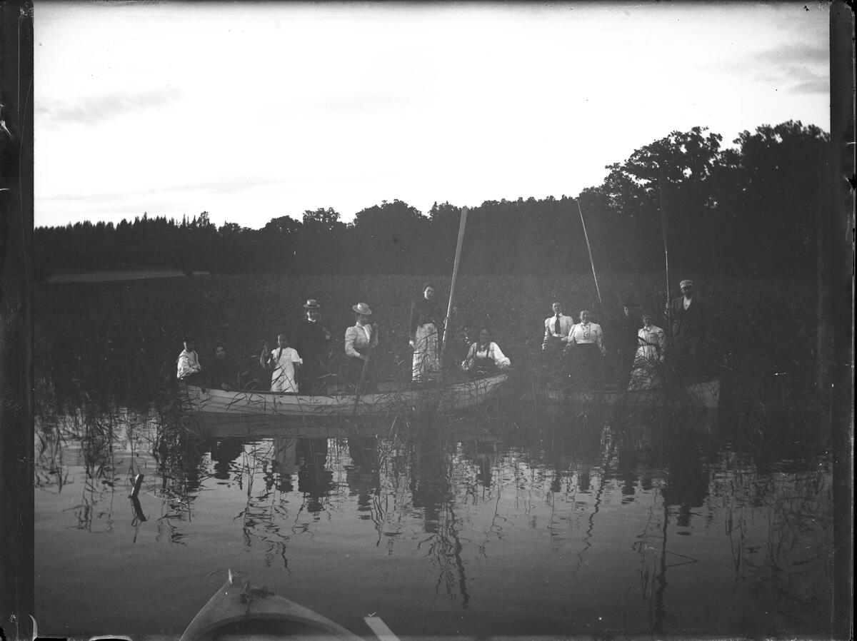 "I våra båtar på Sätra. Den 13 augusti 1899."
Fotograferat av Axel Pehrson som hade sommarställe i Sjöstugan vid Sätra äng.