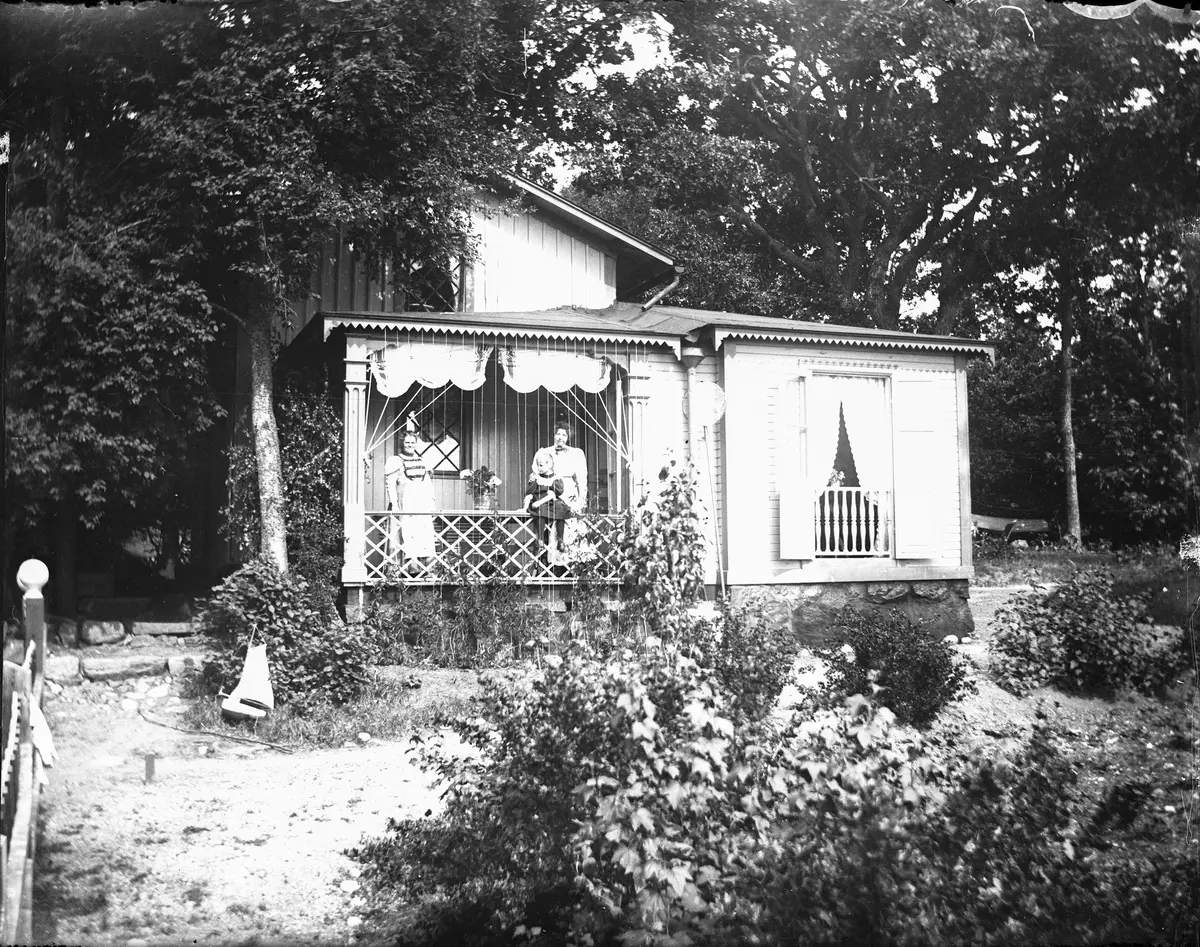 "SjoÌˆstugan fraÌŠn sjoÌˆsidan. Den 7 juli 1899."
Fotot togs troligen av Axel Pehrson som bodde dÃ¤r pÃ¥ somrarna.