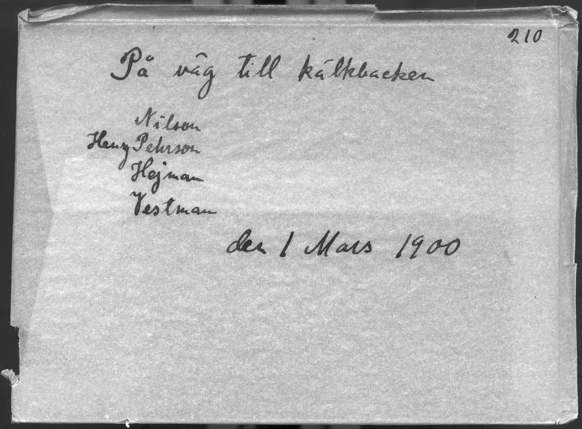 "På väg till kälkbacken. 1 mars 1900. Nilson, Henry Pehrson, Hejman, Vestman."
Fotografiet togs troligen av Axel Pehrson som bodde i Sjöstugan, Sätra äng på somrarna.
Men var? Kägelbanan i Mörby??