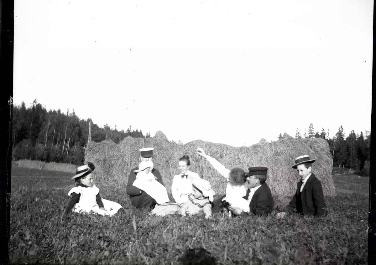 "Sätrabor den 22 juli 1900". Bilden är troligtvis tagen av Axel Pehrson som var sommargäst i Sjöstugan, Sätra äng, Danderyd någon gång runt 1900.