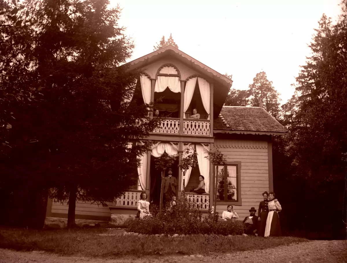 "Disponenten Karlsson vid en sommarvilla på Vikdalen den 24 augusti 1899."
Fotografi troligen taget av Axel Pehrson som var sommargärst i Sjöstugan, Sätra äng Danderyd.