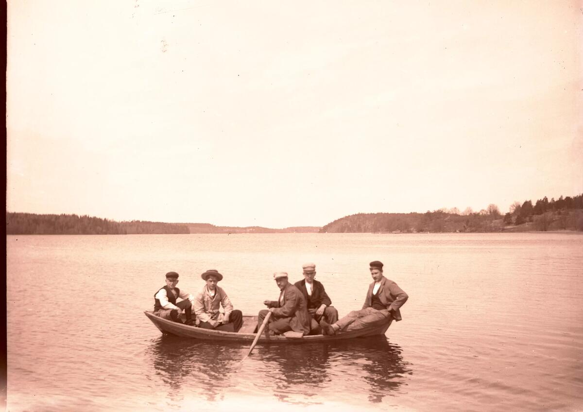 "På Edsviken i Wigreus lilla båt då vi målat segelbåten. Våren 1902."
Fotot troligen taget av Axel Pehrson som hade sommarställe vid Sjöstugan, Sätra äng, Danderyd.