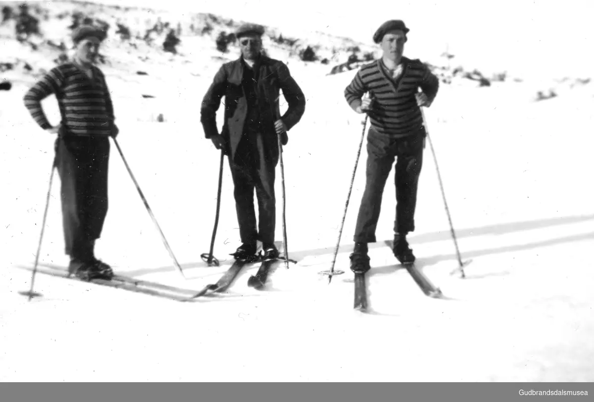 Skitur til Hondsjoen. 
F.v.: Vesl-Sveen (Ola Sveen, f. 1900?), Rolv Øygard (f. 1873), Sigvald Bersu (f. 1906)