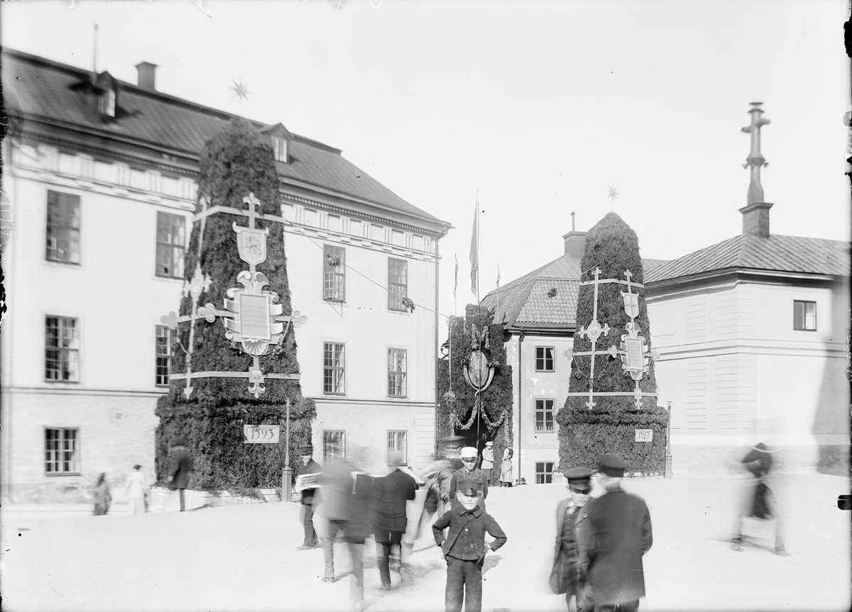 Utsmyckade granrisobelisker på Domkyrkoplan, Uppsala 1893