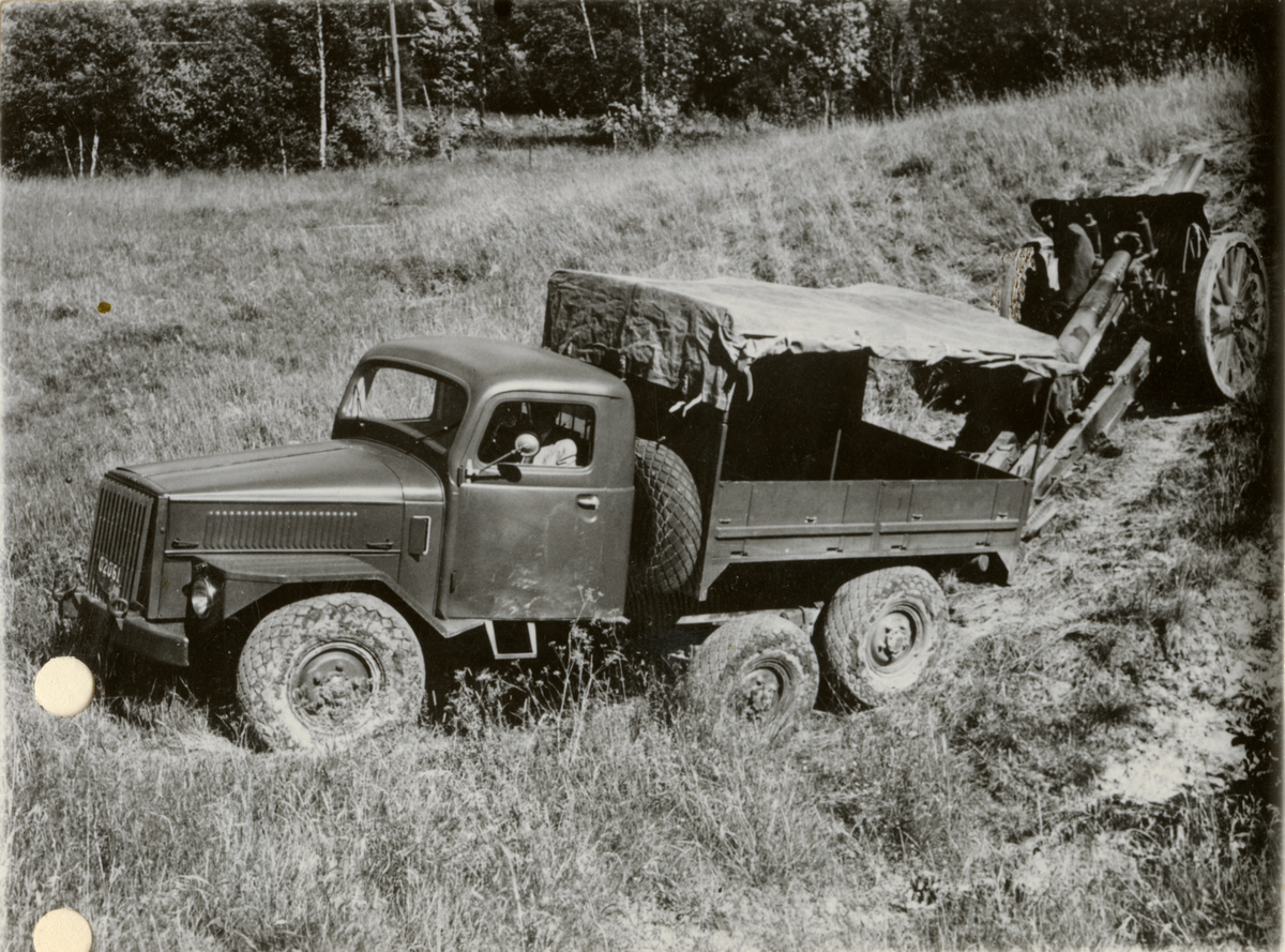 Text i fotoalbum: "Lastterrängbil 912 med 10,5 cm haubits m/40 S." Ltgbil 912.