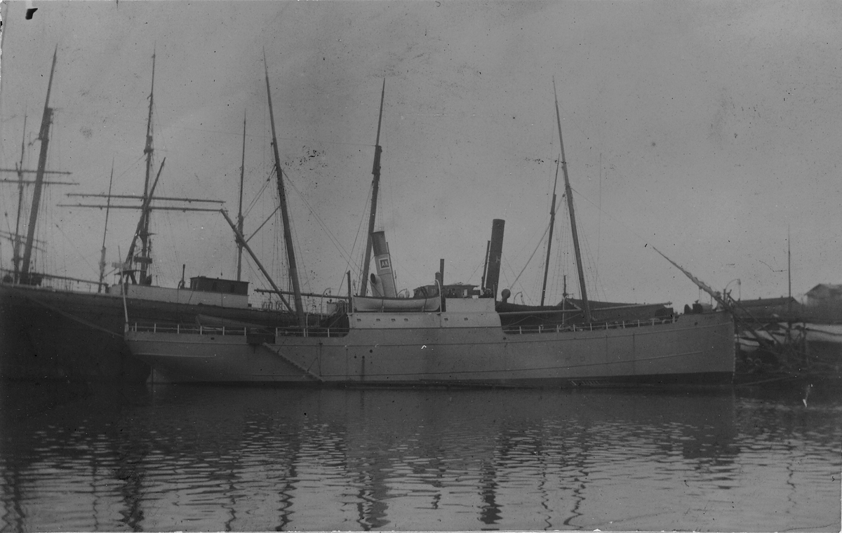 D/S Fanny (b.1883, Göteborg Mekaniska Werkstads A/B, Göteborg) ved kai