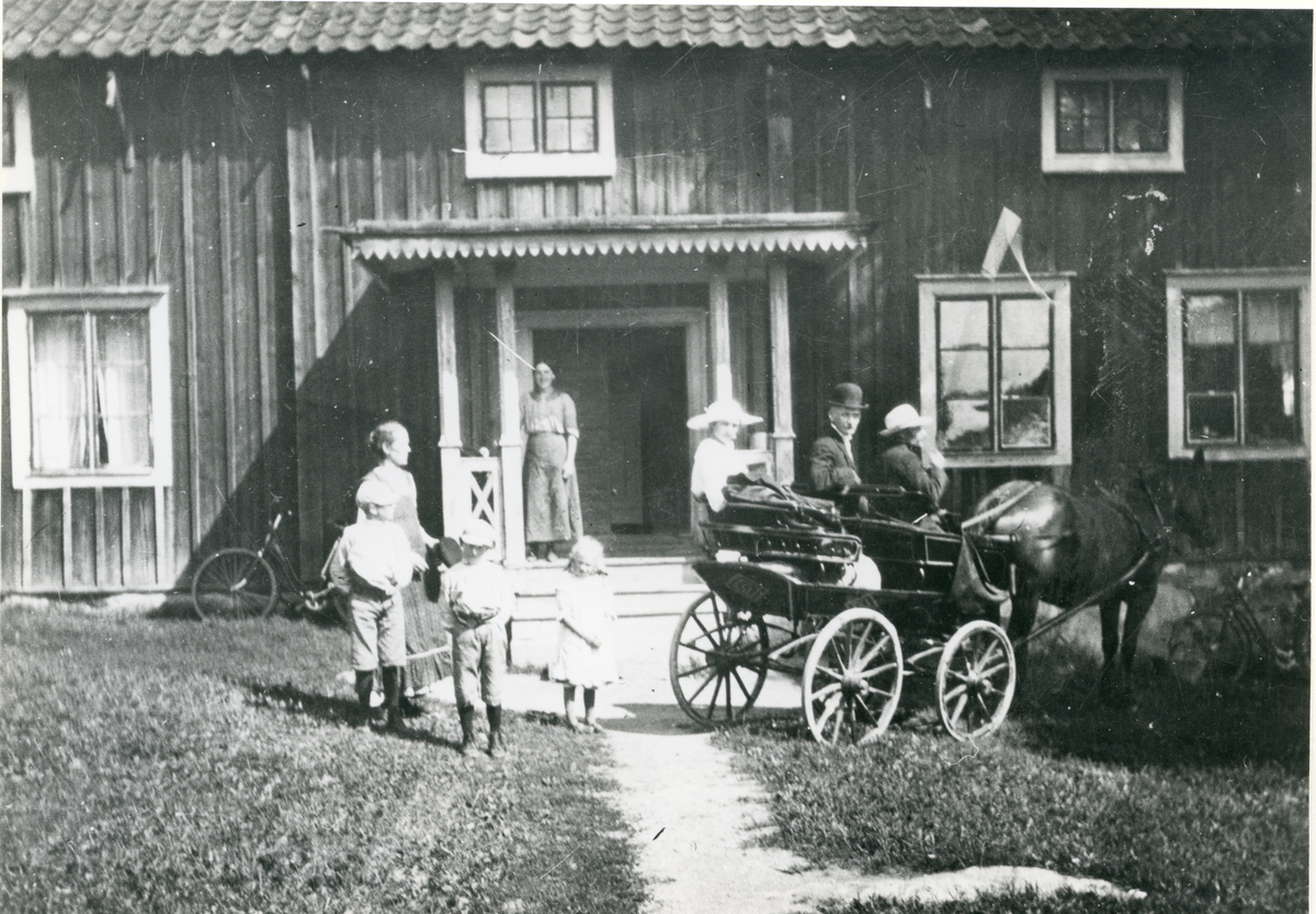 Kolbäck sn, Gränby.
Hästskjuts till Kolbäcks station, 1910-1915.