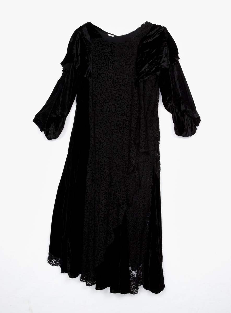 Klänning, svart, av spets med ärmar och övrig garnering av sammet. Tillhört Selma Lagerlöf.

Från Selma Lagerlöfs hem i Falun.