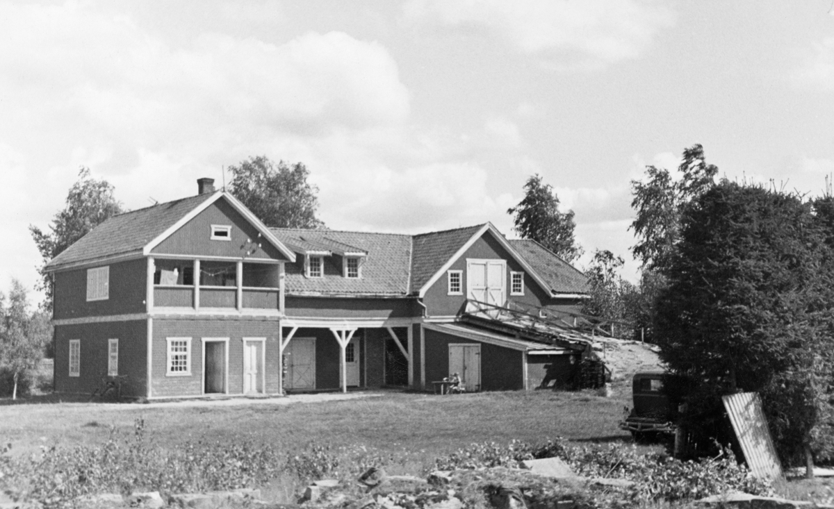 Uthusbygningen på eiendommen Breidablikk på Flisa i Åsnes kommune i Hedmark, fotografert i 1934, etter at Glomma fellesfløtingsforening hadde kjøpt dette stedet. Bygningen ble bygd for trelasthandler Emil Elseth (1869-1934), sannsynligvis tidlig på 1900-tallet. På fotografiet framstår dette som en toetasjes bygning med utvendig bordkledning. De har saltak. Til venstre på bildet er det en endefløy med møneretning vinkelrett på hovedfløyen. Her er det en åpen veranda mot gardstunet i 2. etasje. Til høyre er det også en fløy vinkelrett på hovedvolumet. Også denne bygningsdelen har saltak, med todelt port i gavlen og oppkjørselsbru fra gardstunet. Mellom endefløyen og arken ser vi en stolpebåren del, og i førsteetasje under denne en inntrukket vegg med en dobbelt port og ei enkelt dør. Under oppkjørselsbrua var det et hus med pulttak og med todelt dør. Hoveddelen av bygningen skal ha vært 20,5 meter lang, 7,9 meter bred og drøyt 4,25 meter høy. Fløyen til venstre i bildet var drøyt 10,2 meter lang. Den inneholdt opprinnelig drengestue og handverkerrom, samt et ishus, i første etasje. I andre etasje var det bodrom bak den åpne verandaen. Den midtre delen av bygningen inneholdt vognskjul, et tom for seletøy og fôrgolv. I den delen av bygningen som ligger til høyre på bildet var det stall med tre spilltau, hønsehus, grisehus, skåle, materiallager, vedskåle og utedoer. Her var det høyrom overetasjen. Bygningen var dels oppført av reisverk, dels av murverk.  I 1917-18 ble det tilbygd et fjøs av teglstein, antakelig i den enden av huset som ikke er synlig på dette bildet. Fjøset hadde fem båsplasser.

Bilen til høyre i bildet er en Hudson fra 1929-30.