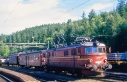 Elektrisk lokomotiv El 11 2108 med godstog retning Skien på 