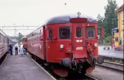 Dieselmotorvogn BM 86 10 med tog til Kragerø på Neslandsvatn