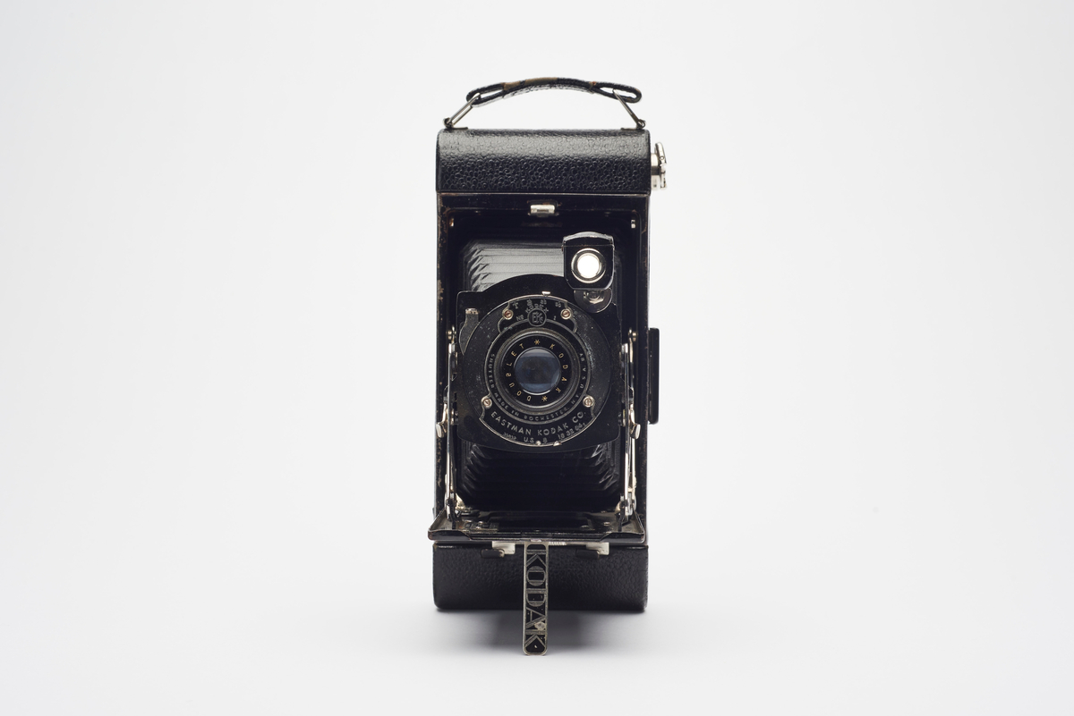 No. 1 A Pocket Kodak junior r et foldingkamera for 116 film, produsert 1929-32. Kameraet med etui var eid og brukt av kronprinsesse Märtha.