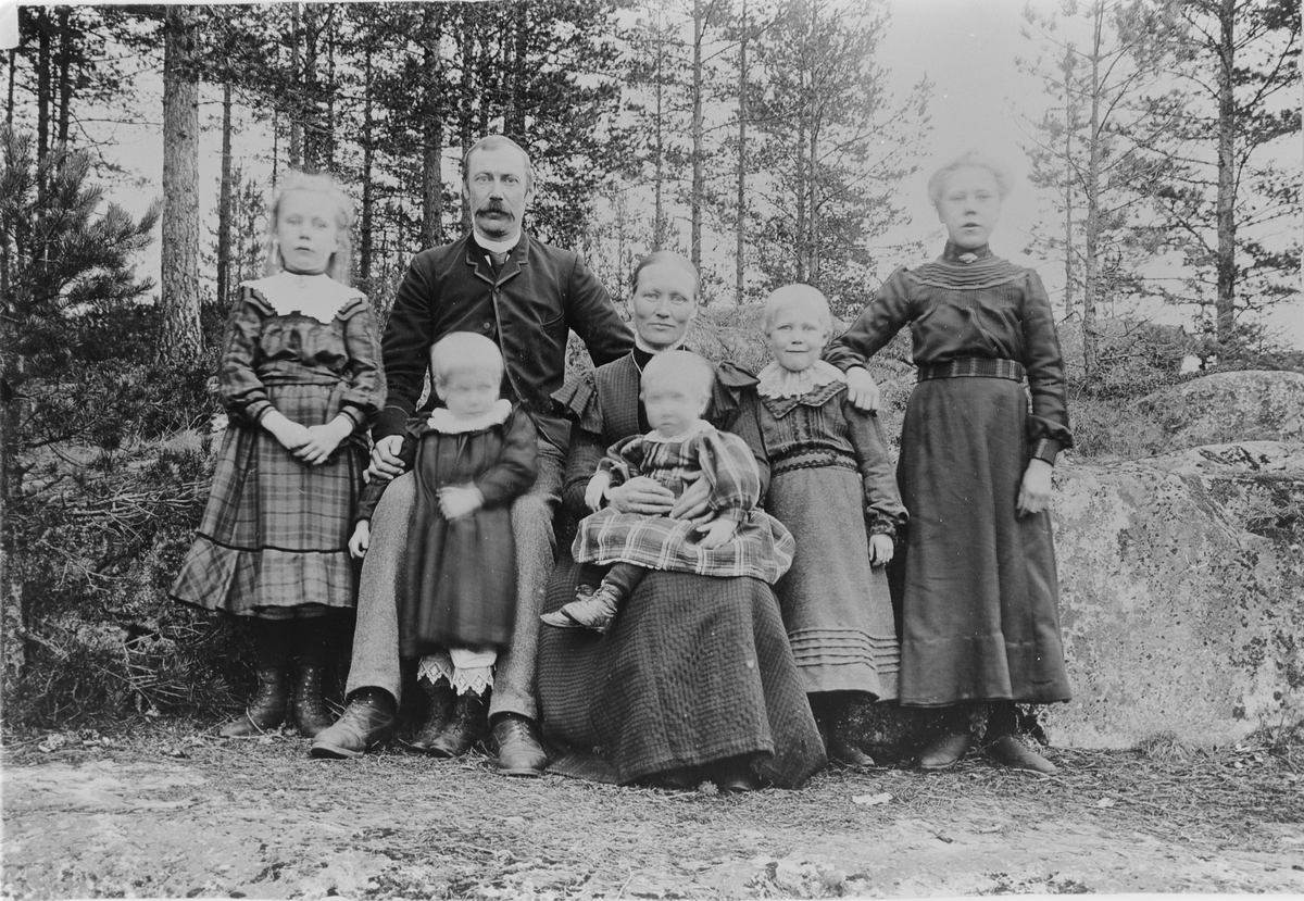 H. Hagen med hustru og fem døtre. På Skorta, rundt 1902.