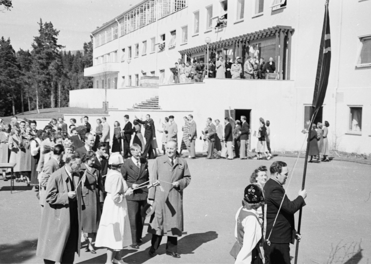 17. mai feiring på Haukåsen sykehus med folk gående i 17. mai-tog.