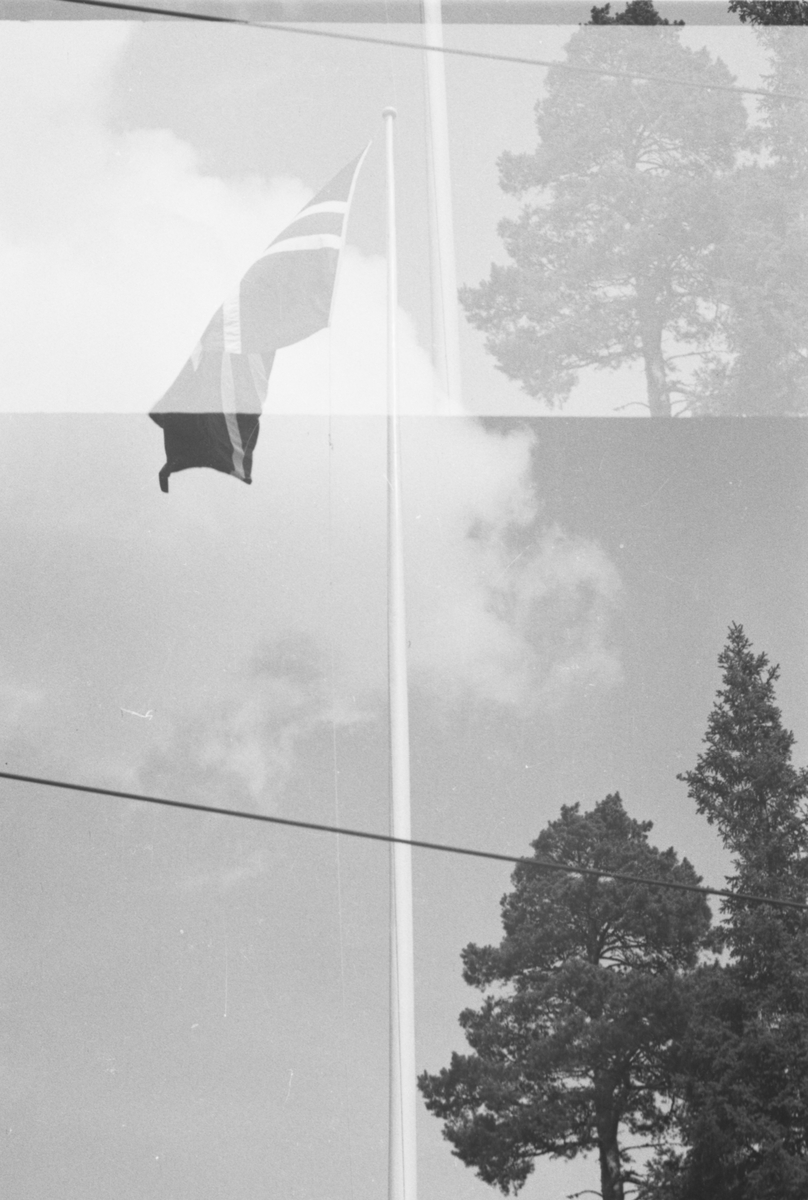 Flaggstang med et norsk flagg, ved Haukåsen sykehus.