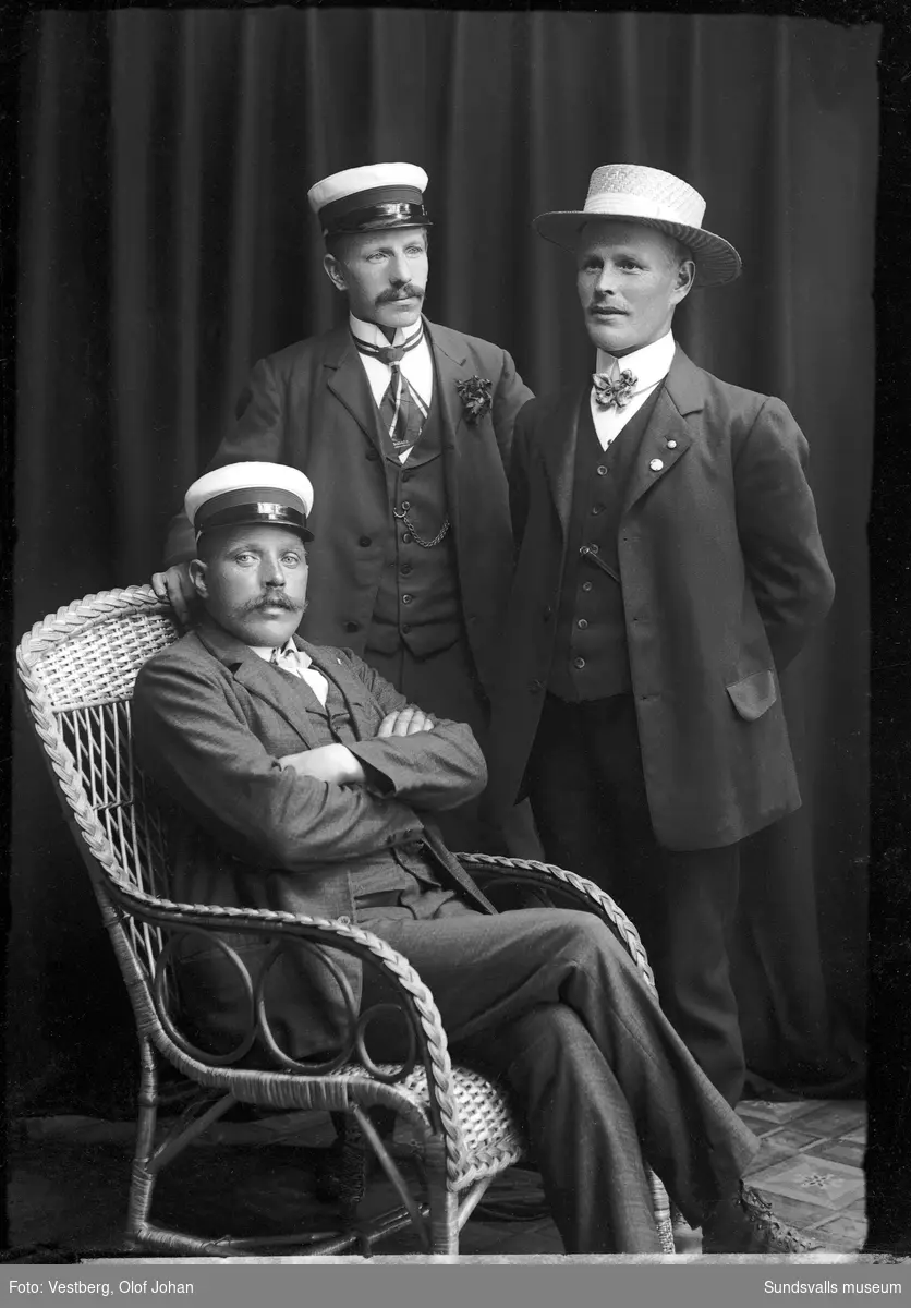 Ateljéporträtt av tre män, längst till höger står fotografen Johan Vestberg, Juniskär.