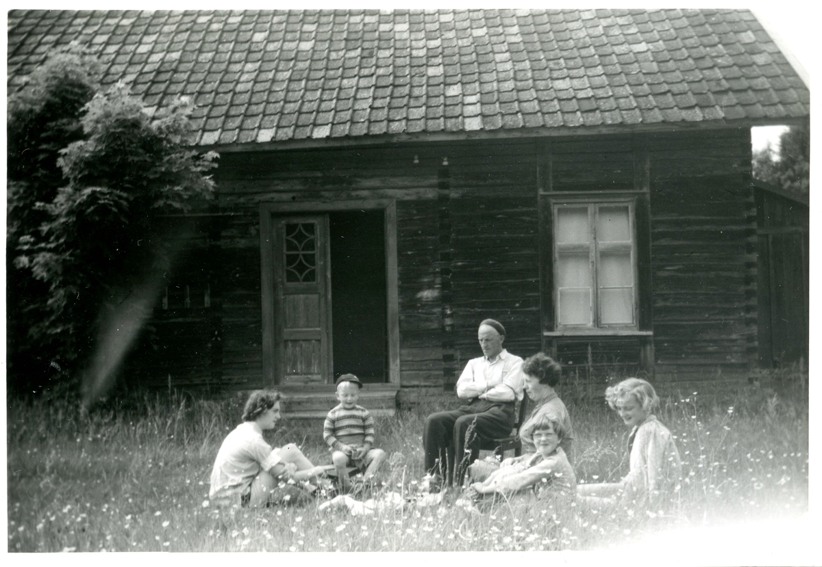 Familjen Sundling framför hus i Rönningen.