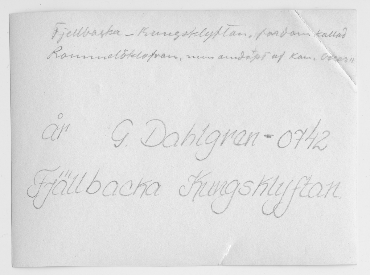 På kuvertet står följande information sammanställd vid museets första genomgång av materialet: Kungsklyftan.