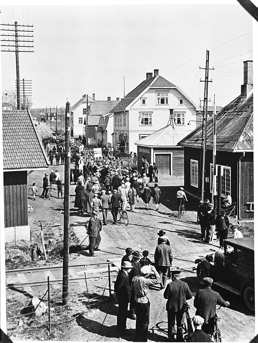 17. mai ca. 1922.
Nærmest til høyre ligger lageret til Felleskjøpet (senere revet).
