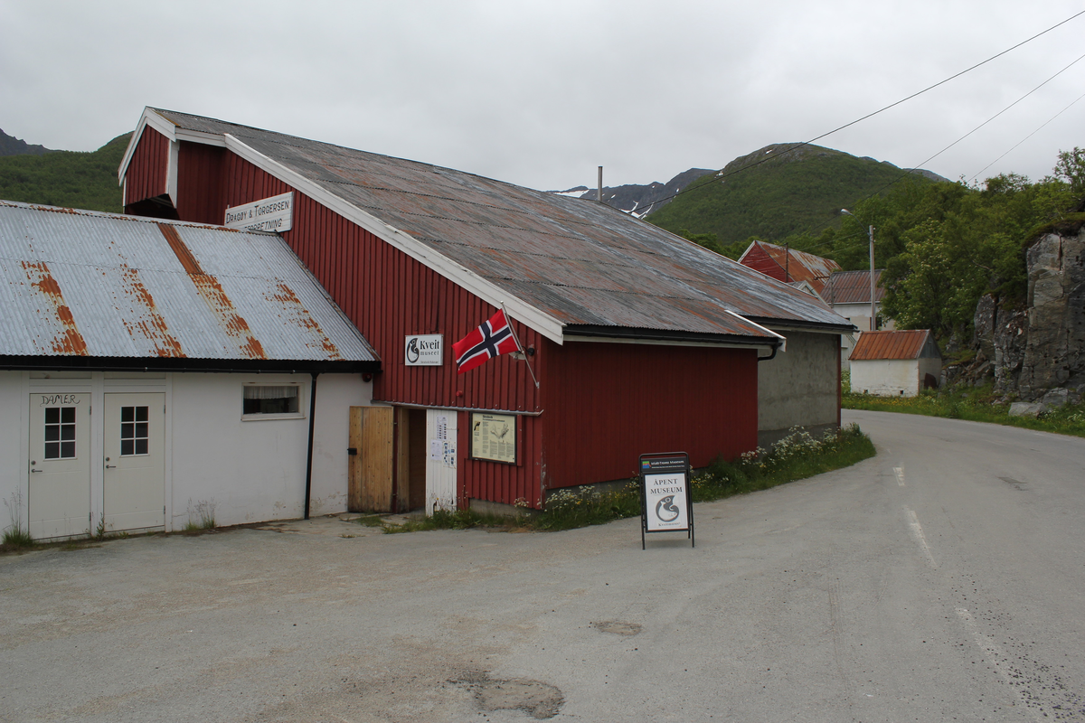 Fiskebruket Dragøy og Torgersen i Skrolsvik er et gammelt bygningsmiljø der eldste deler av bygningen er fra ca. 1870.