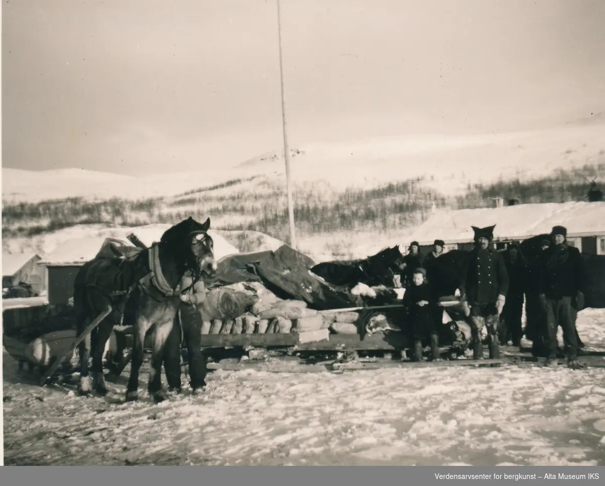 Mennesker med flere hester og slede ved Joatka fjellstue.