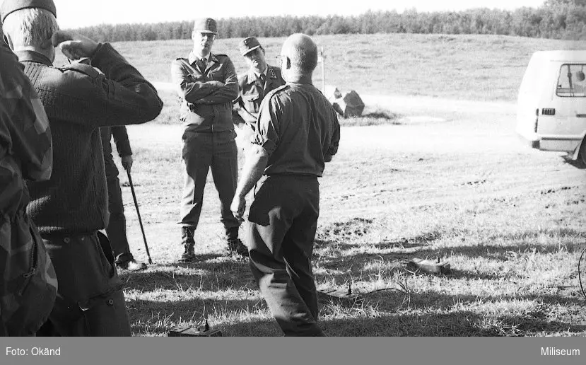 Finska militärer, ansikte mot kameran. På marken möjligen ljudmätsensorer.