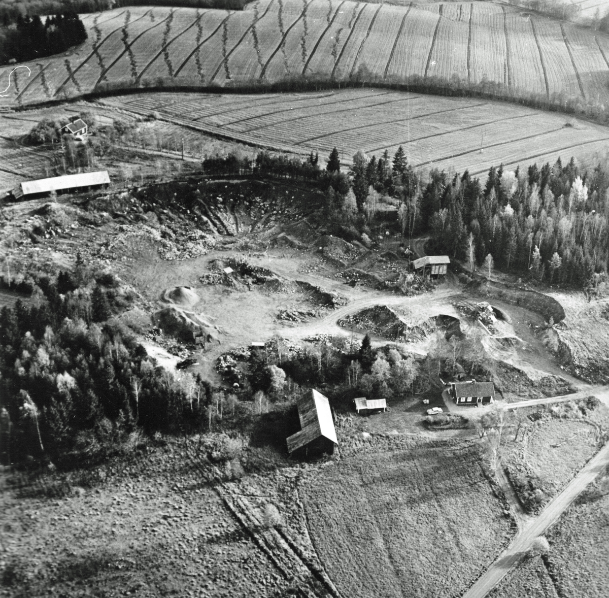 Flygfoto över Klämman (till vänster) och Ängatorp (till höger) från nordväst. Bebyggelseinventering på Skövde övningsfält 1963-1964.