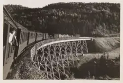 Damplokomotiv med persontog på Trollelva bru på Sørlandsbane