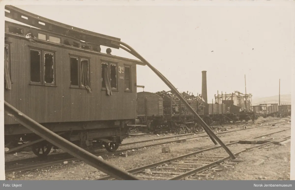 Skadede godsvogner og personvogn litra Co2b nr. 846 på Namsos stasjon etter tysk bombing  20.04.1940