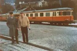 To pensjonerte lokomotivførere på Flekkefjord stasjon på sis