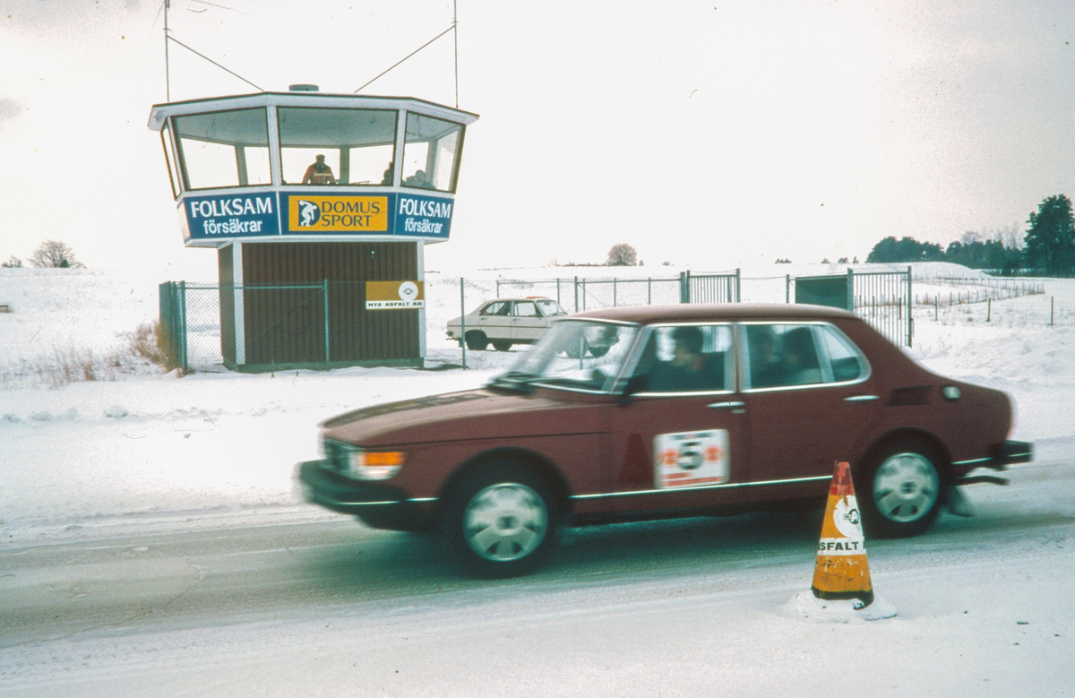 Halkkörning i Linköping. En Saab med elever över halkkörning på körskola. Vinterväglag. Körkort. Halka.
 
Bilder från staden Linköping digitaliserade från diapositiv. Bilderna är från 1970-1990-talet.