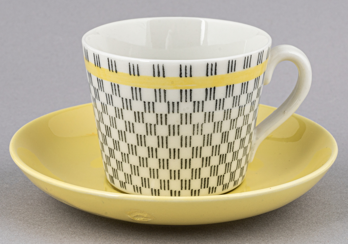 Kaffegods i flintgods, modell E, dekor Gavott gul av Helmer Ringström, tillverkad mellan 1959-1967. Ingen märkning.
