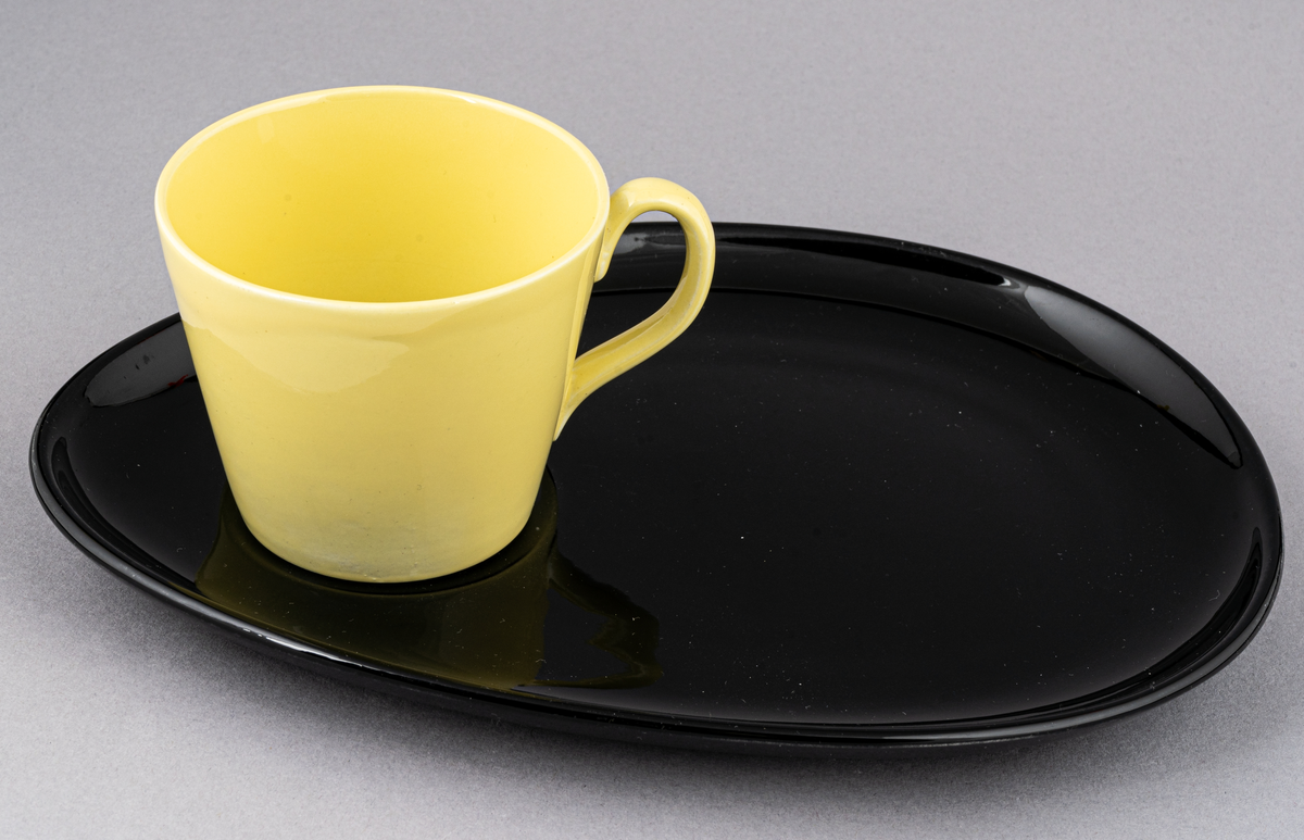 TV-kopp, svart fat och gul kopp, modell konstnär Arthur Percy, tillverkad under 1950-60-talet.
