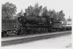 Damplokomotiv type 30a nr. 281 med godstog på Lillehammer st