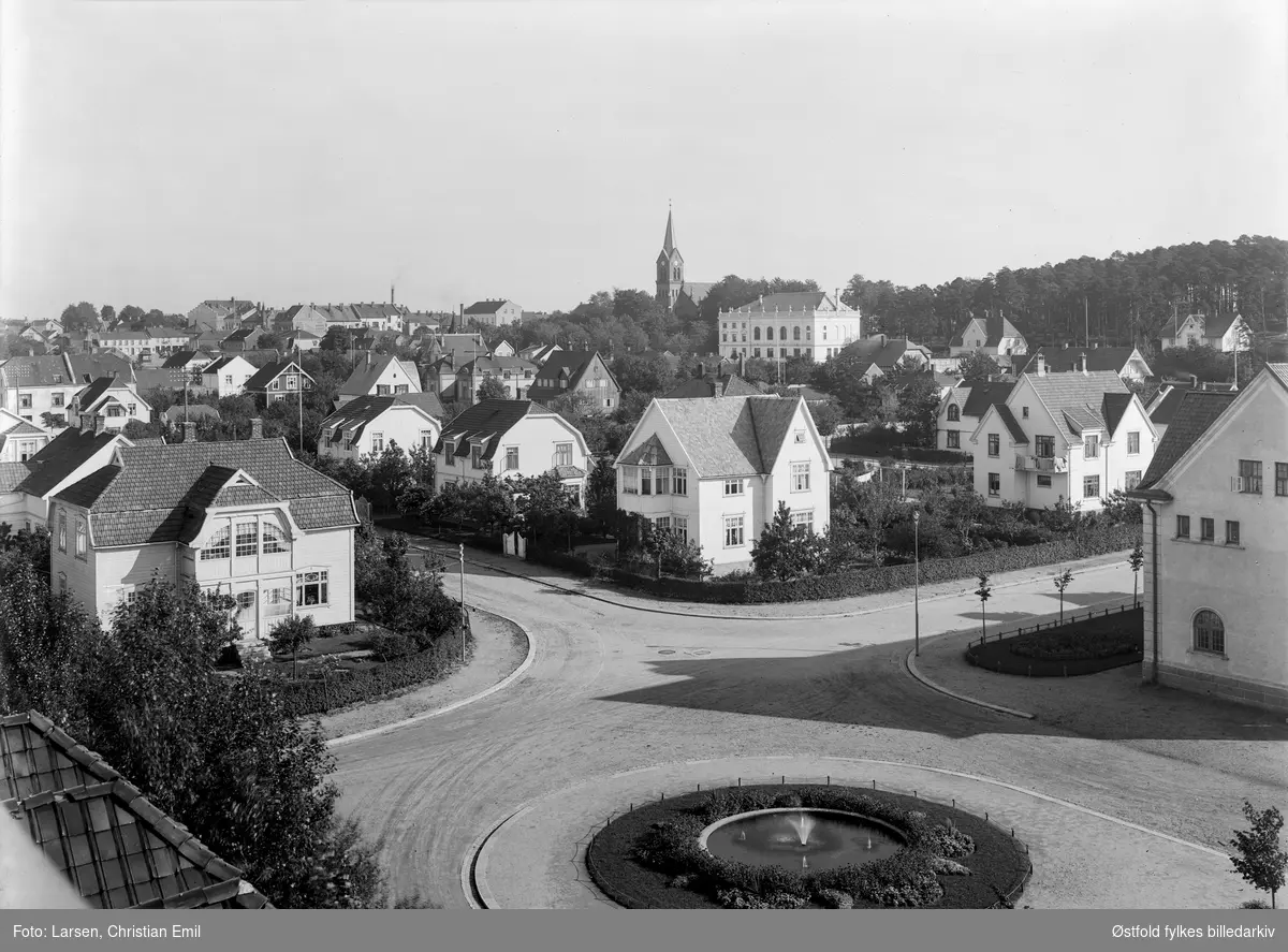 Roald Amundsens gate i Sarpsborg, Festiviteten og Sarpsborg kirke i bakgrunnen, sett fra sør. Tidligere kalt Roald Amundsens plass?