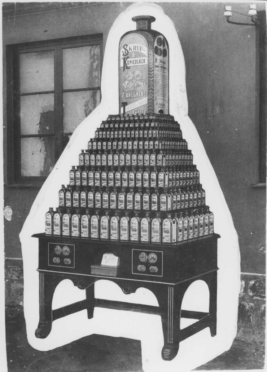 1901 års Gävleutställning. Bild på monter med glasflaskor innehållandes Skrif- och kopiebläck.