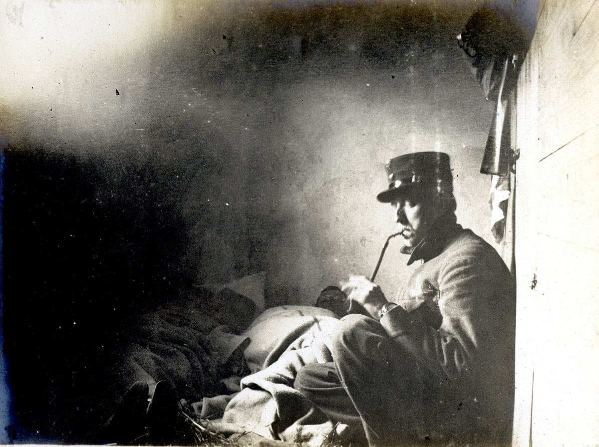 En soldat røyker pipe 1905.
Bilde er fra fotoalbum GM.036887.