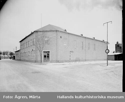 Varbergs fryshus i hamnen i korsningen Otto Torells gata - Östra Hamnvägen. Bild 1 visar exteriören, övriga 8 visar olika delar av interiören. Fryshuset är då tämligen nybyggt för att hantera fiskfångster i Varbergs hamn. Det byggdes senare om till Hotell Fregatten.