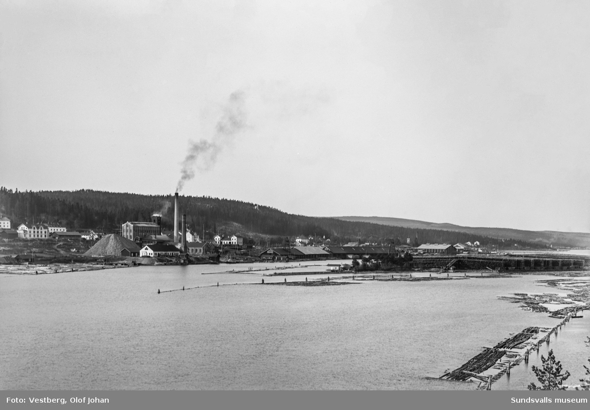 Vy tagen från  Essvik mot Svartviks sulfitfabrik och sågverk samt timmerupplaget på Sandslån.