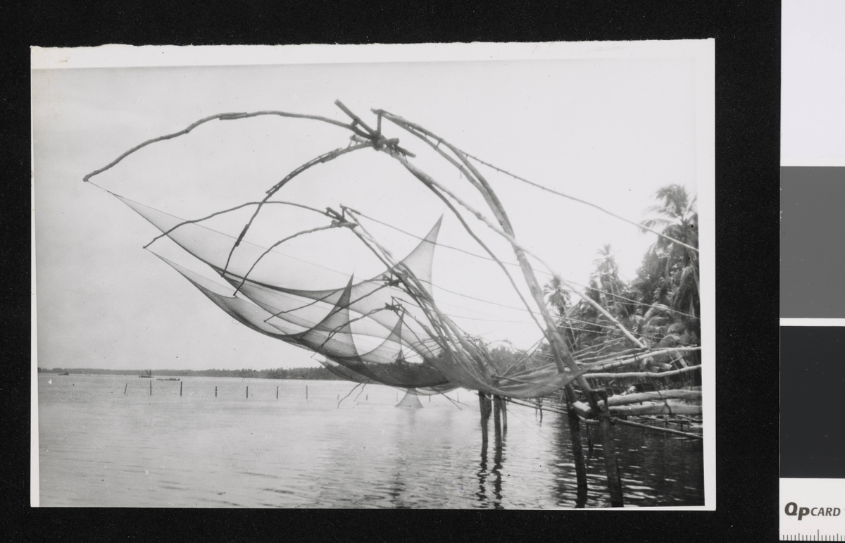 Fiskenett ved elven. India. Fotografie tatt i forbindelse med Elisabeth Meyers reise til India 1932-33.