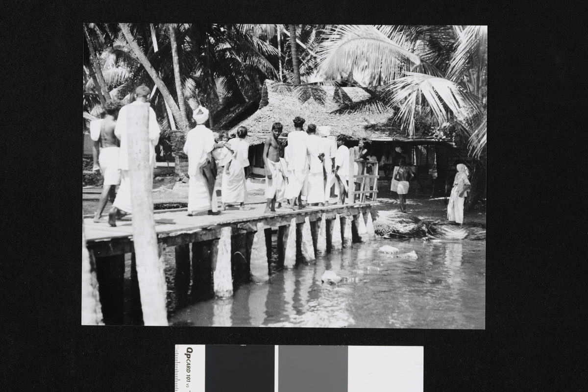 Mennesker på en brygge, Malabarkysten. Fotografi tatt i forbindelse med Elisabeth Meyers reise til India 1932-33.