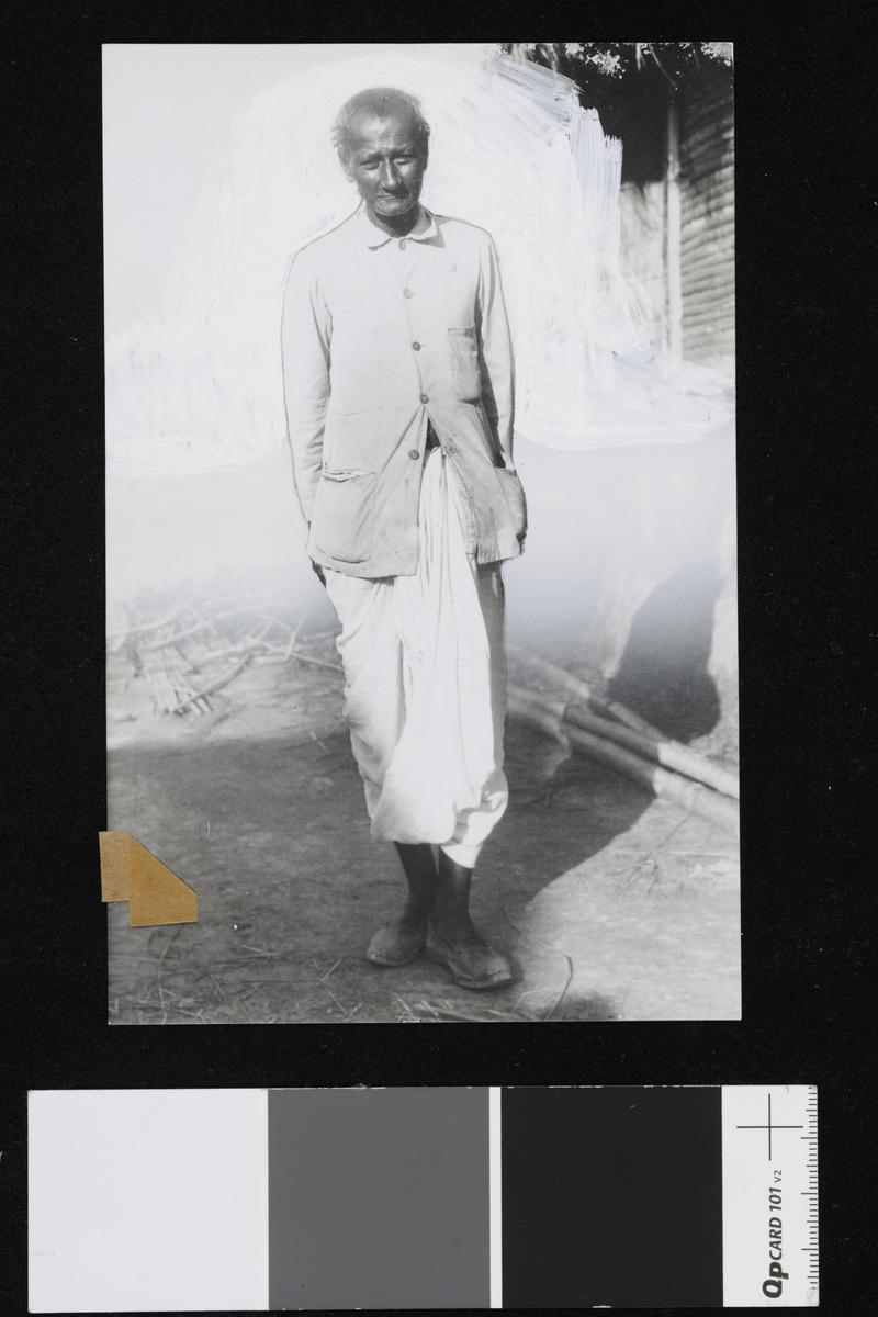 Portrett av en mann. Fotografi tatt i forbindelse med Elisabeth Meyers reise til India 1932-33.