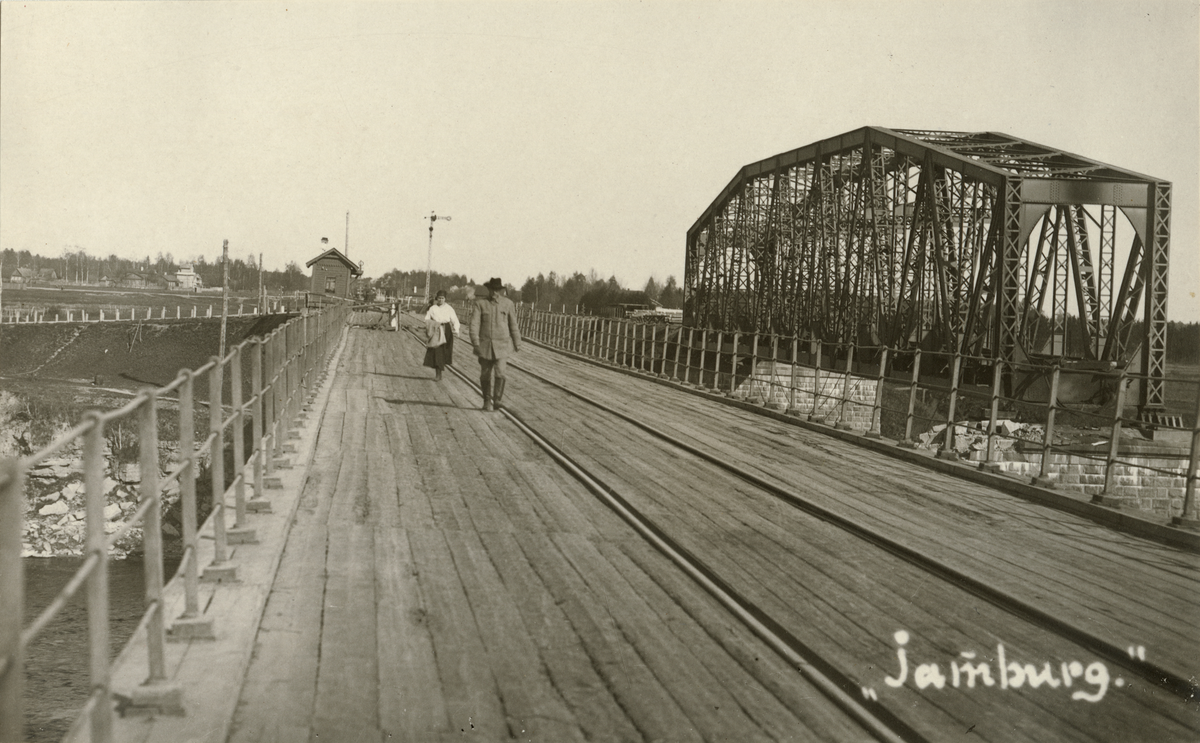 Text i fotoalbum: "Den provisoriska bron mellan Narva-Jamburg."