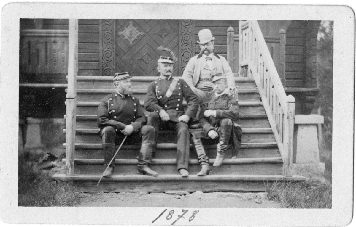 Foto av menn på trapp, tatt i 1878
