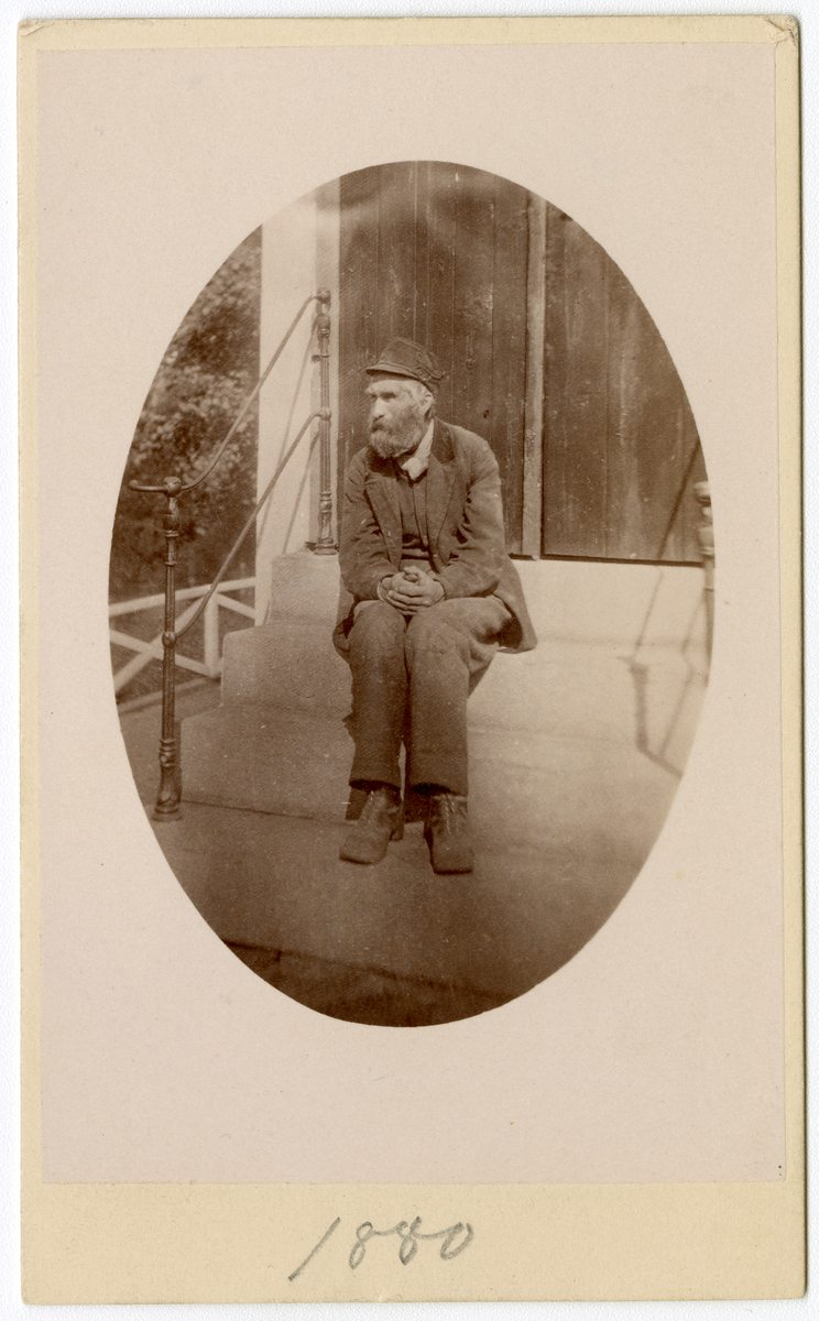 Foto av ukjent mann på trapp i 1880, antagelig på Dal gård.