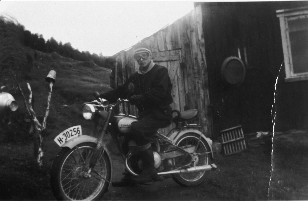 Oddvar Henriksen sitter på motorsykkelen utenfor hjemmet i Reinås.