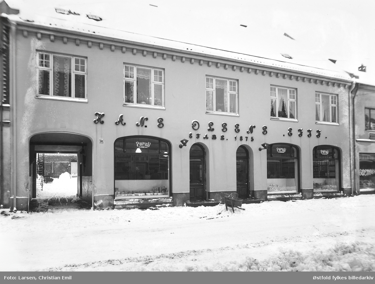 Hans Olsens Eftf., kolonialforretning i St. Marie gate 80 i Sarpsborg. Forretningen startet i 1875 av Hans Olsen som fra 1855 hadde drevet slakterforretning. I 1905 overtatt av sønnene Sverre og Harlad Olsen. Fra 1928 var Harald Olsen innehaver fram til 1941.Reklame for Persil.